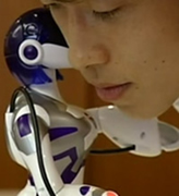 Fabricante de jogos Sega lança robô sexy que beija