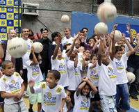 Leadership e Bernardinho levam escolinha de vôlei para comunidade carente